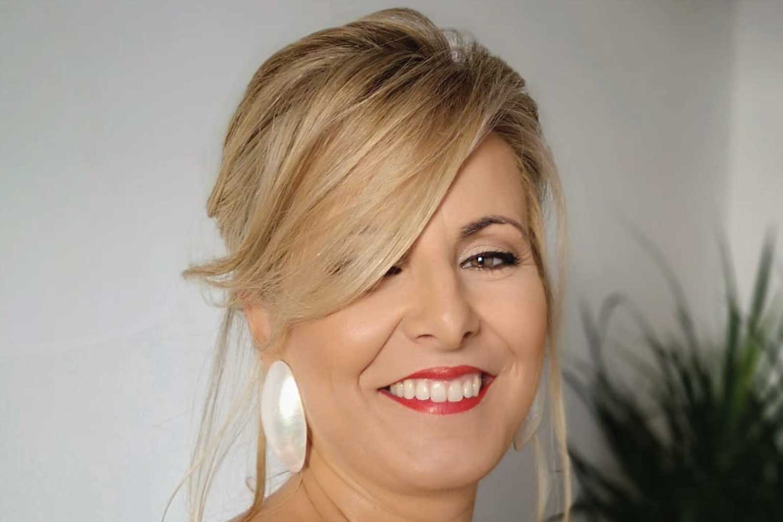 mujer rubia peinado